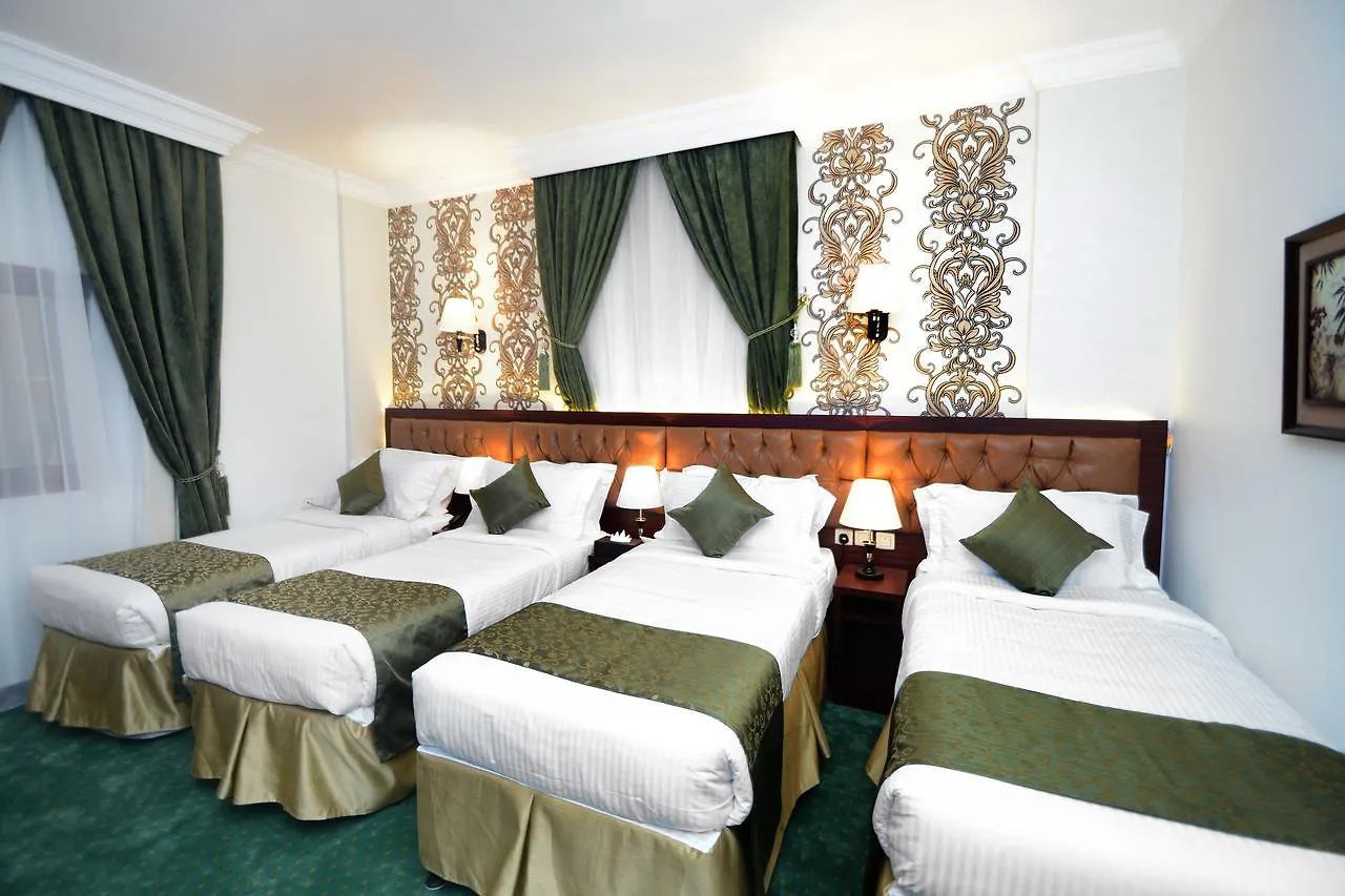 Pinewood Hotel Médine 2*,